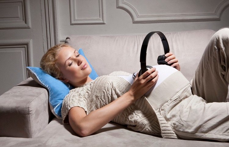girl-sleeping-with-headphones